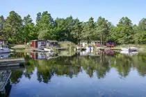 Ferienh�user bei den Bootsstegen s�dlich von Kristinaberg (Sm�land/Schweden). Aufnahme: 19. August 2025.