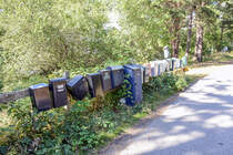 Eine ganze Reihe von Briefksten in Ryttartorpet auf Grns. Im smlndischen Schrengarten ist es blich, die Briefksten der einzelnen Huser in Gruppen zusammenzustellen, damit der Postbote nicht von Haus zu Haus gehen muss, wenn er mit dem Boot ankommt. Aufnahme: 20. August 2025.