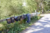 Eine ganze Reihe von Briefk�sten in Ryttartorpet auf Gr�ns�. Im sm�l�ndischen Sch�rengarten ist es �blich, die Briefk�sten der einzelnen H�user in Gruppen zusammenzustellen, damit der Postbote nicht von Haus zu Haus gehen muss, wenn er mit dem Boot ankommt. Aufnahme: 20. August 2025.