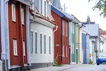 Holzh�user in R�dhusgatan in V�stervik (Sm�land, Schweden). Aufnahme: 20. August 2025.