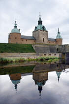 Schloss Kalmar in der schwedischen Stadt Kalmar ist eines der besterhaltenen Renaissanceschlsser in Nordeuropa. Durch seine Lage an der einstigen Grenze zu Dnemark spielte die einstige Burg eine wichtige Rolle in der schwedischen Geschichte. Das Schloss steht auf einer kleinen Halbinsel an der Ostseekste und ist durch einen Burggraben von Festland getrennt. 
Aufnahme: 25. August 2025.
