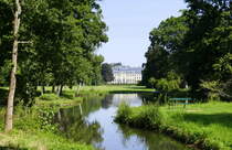 Donaueschingen, Blick durch den Schlopark zum Schlo Donaueschingen, das Frstenbergische Schlo endstand um 1723 im Stil des Historismus, ist im Besitz des Adelsgeschlechts Frstenberg, Aug.2025