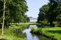 Donaueschingen, Blick durch den Schlo�park zum Schlo� Donaueschingen, das F�rstenbergische Schlo� endstand um 1723 im Stil des Historismus, ist im Besitz des Adelsgeschlechts F�rstenberg, Aug.2025