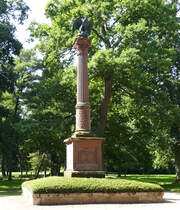 Donaueschingen, das Adlerdenkmal im Schlopark, Aug.2025