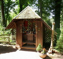 Donaueschingen, die Schloparkkapelle, eine Andachtssttte im Schlopark, Aug.2025