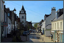 Die Kleinstadt South Queensferry liegt am Sdufer des Fifth of Forth mit seinen berhmten Brcken. Im alten Ortskern an der High Street geht es eher beschaulich zu. Hier steht der Jubilee Clock Tower. Im Hintergrund ist ein Teil der Forth Road Bridge zu sehen. (15.05.2025)