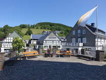 Nordenau, Fachwerkhuser am Heinrich Kppler Platz (20.06.2025)