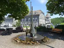 Schmallenberg, Brunnen und H�user am alten Kirchplatz (20.06.2025)