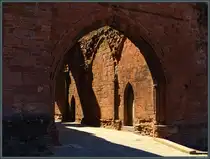 Die Sonne beleuchtet am 16.05.2025 das aus rotem Sandstein errichtete Tor der Benediktiner-Abtei Arbroath.