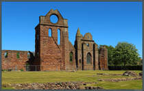Die Arbroath Abbey stammt aus dem 12. Jahrhundert. Sie wurde im Zusammenhang mit der schottischen Unabhngigkeitserklrung von 1320 berhmt. Mit der Reformation im 16. Jahrhundert wurde sie aufgegeben. Zu sehen sind die Reste des Querschiffs. (Arbroath, 16.05.2025)