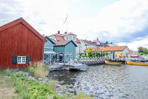 Huser direkt am Wasser in Vstervik. Vstervik ist bekannt fr seine niedrigen Fischerhuser, beim Betreten derer einige Besucher den Kopf einziehen mssen. Aufnahme: 20. August 2025.