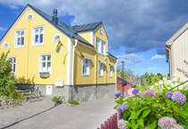 Besvrsgatan in Oskarshamn. Das Areal unmittelbar am Hafen, bekannt als Fnyket, besteht aus kleinen Husern aus Holz. Heutzutage steht dieses Viertel unter Denkmalschutz, und die engen Gassen im Fnyket mnden hufig in Treppen. Aufnahme: 23. August 2025.
