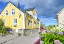 Besv�rsgatan in Oskarshamn. Das Areal unmittelbar am Hafen, bekannt als Fnyket, besteht aus kleinen H�usern aus Holz. Heutzutage steht dieses Viertel unter Denkmalschutz, und die engen Gassen im Fnyket m�nden h�ufig in Treppen. Aufnahme: 23. August 2025.