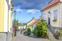 Besvrsgatan in Oskarshamn. Der Bereich direkt am Hafen, das sogenannte Fnyket, ist aus kleinen Holzhusern erbaut. Dieses Gebiet ist heute Kulturdenkmal und die schmalen Gassen im Fnyket enden oft an Treppen. Aufnahme: 23. August 2025.
