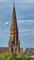 Der Turm der in den Jahren 1868 bis 1872 St.-Marien-Kirche, welche heute als Foyer des Anneliese Brost Musikforums Ruhr dient. (Bochum, August 2025)