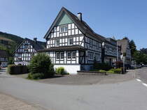 Saalhausen, Fachwerkhuser in der Strae Auf der Stenn (21.06.2025)