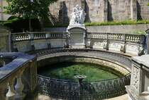 Donaueschingen, die Donauquelle nahe dem Frstenschlo, mit der Skulpturengruppe  Mutter Baar mit Tochter Donau  von Adolf von Heer von 1895, Aug.2025