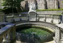 Donaueschingen, die Donauquelle nahe dem F�rstenschlo�, mit der Skulpturengruppe  Mutter Baar mit Tochter Donau  von Adolf von Heer von 1895, Aug.2025