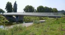 Donaueschingen, neu erbaute Straenbrcke von 2021 fhrt ber die Breg in den Schlopark, Aug.2025