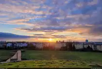 Halle (Saale) erwacht: Blick vom Aussichtsh�gel in Heide-S�d auf Einfamilienh�user, Wohnbl�cke von Halle-Neustadt und die Silhouette der markanten f�nf T�rme der Saalestadt unter farbenfrohem Himmel.

🕓 29.11.2024 | 8:17 Uhr