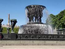 Die Vigelandsfontenen, ein Springbrunnen im Frognerpark, dem berhmtesten Park von Oslo. Er wurde von dem berhmten norwegischen Bildhauer und Holzschnitzer Gustav Vigeland geschaffen. Besucht am 04.06.23.