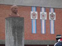 Lenindenkmal in Pyramiden, einer mittlerweile aufgegebene Bergarbeitersiedlung auf Spitzbergen. Pyramiden liegt am Billefjord und verdankt seinen Namen der pyramidenartigen Form des gleichnamigen Berges, an dessen Fu er liegt. Besucht am 05.07.2013.