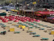 Am Strand von Scheveningen, in der Provinz Zuid-Holland am 26.05.2005.
Scheveningen ist ein Stadtbezirk Den Haags, sechs Kilometer vom Zentrum entfernt. Von einem kleinen Fischerdorf hat es sich zum gr��ten Seebad der Niederlande entwickelt. (Wikipedia)