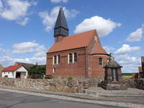 Lhnsdorf, evangelische Kirche, erbaut 1898 aus Backsteinen im neuromanischen Stil (04.07.2025)
