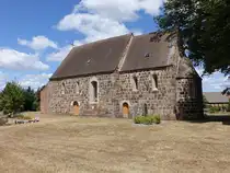 Preu�nitz, evangelische Kirche, turmlose Feldsteinkirche aus dem 13. Jahrhundert (04.07.2025)