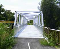 Biesheim im Elsa, die neuerbaute Brcke fr Radfahrer und Fugnger ber den Neubreisach-Kanal, besteht ganz aus Alumiium und wurde 2022 eingeweiht, Aug.2025