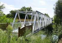 Biesheim im Elsa, der Rad-und Fuweg fhrt ber die neue Alu-Brcke  und berquert den Neubreisach-Kanal, 2022 erbaut, Aug.2025