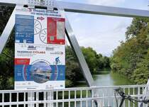 Biesheim im Elsa, Info-Tafel an der neuen Alu-Brcke ber den Neubreisach-Kanal, natrlich wie gewohnt nur in franzsisch, kein deutsch (die Grenze ist 3 Km entfernt)und kein englisch, das ist der Europische Geist auf franzsisch !, Aug.2025