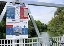 Biesheim im Elsa�, Info-Tafel an der neuen Alu-Br�cke �ber den Neubreisach-Kanal, nat�rlich wie gewohnt nur in franz�sisch, kein deutsch (die Grenze ist 3 Km entfernt)und kein englisch, das ist der Europ�ische Geist auf franz�sisch !, Aug.2025