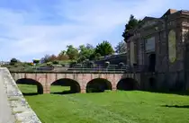 Neubreisach (Neuf-Brisach) im Elsa�, einer der drei bestehenden Zug�nge �ber den Festungsgraben in die Stadt, Sept.2025