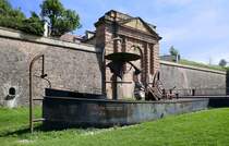 Neubreisach (Neuf-Brisach), im Festungsgraben ausgestelltes Kunstwerk   Europa Sonore  von Helmut Lutz, Sept.2025