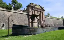 Neubreisach (Neuf-Brisach), im Festungsgraben ausgestelltes Kunstwerk   Europa Sonore  von Helmut Lutz, Sept.2025