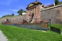 Neubreisach (Neuf-Brisach), im Festungsgraben ausgestelltes Kunstwerk  Europa Sonore  von Helmut Lutz, Sept.2025