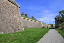 Neubreisach (Neuf-Brisach), dieser Festungsgraben und die gewaltigen Festungsmauern umgeben die gesamte Stadt, erbaut Anfang des 18.Jahrhunderts vom franzsischen Festungsbaumeister Vauban, gehrt zum Weltkulturerbe, Sept.2025