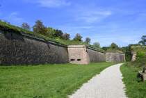 Neubreisach (Neuf-Brisach), Festungsgraben und Festungsmauer umgeben die ganze Stadt, Sept.2025