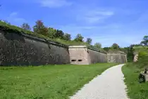 Neubreisach (Neuf-Brisach), Festungsgraben und Festungsmauer umgeben die ganze Stadt, Sept.2025