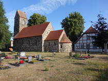 Boecke, evangelische Kirche, Feldsteinkirche aus dem 13. Jahrhundert, Kirchturm erbaut 1870 (05.07.2025)