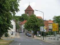 Blick vom Karl-Liebknecht-Platz in die August-Bebel-Stra�e. Im Hintergrund die St.-Nikolai Kirche, Grevesm�hlen 22.06.2008