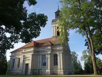 Karow, evangelische Kirche, Putzbau mit kreuzf�rmigen Grundriss, erbaut 1703, Kirchturm erbaut 1752 (05.07.2025)