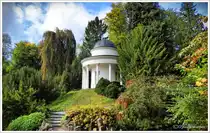 Pavillon im Bergpark Kassel Wilhelmsh�he. Ein k�nstlicher Wildbach st�rzt sich hier �ber mehrere Kaskaden in einen See, am Fu�e dieses Pavillons. Oktober 2019.