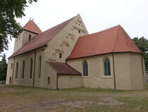Mckern, evangelische St. Laurentius Kirche, Kirchturm aus Feldsteinen erbaut im 10. Jahrhundert, Kirchenschiff erbaut im 15. Jahrhundert (05.07.2025)