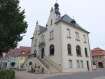 Mckern, Rathaus am Markt, erbaut 1895 mit Freitreppe und Sandsteinportal (05.07.2025)