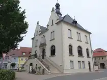 M�ckern, Rathaus am Markt, erbaut 1895 mit Freitreppe und Sandsteinportal (05.07.2025)