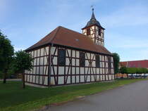 Mtzel, evangelische Kirche am Kthe Kollwitz Platz, erbaut 1767 (05.07.2025)