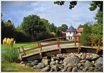 Hotel Landhaus Stemmen, Kreis Rotenburg/Wmme. Park und Parkplatz an der Rckseite, das zweite Trmchen ist leider durch die ppige Vegetation verdeckt. 22. 09. 2025.