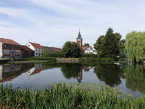 Reppinichen, Huser und evangelische Kirche am Dorfteich (05.07.2025)